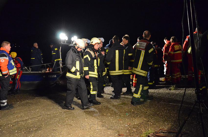 Einsatz BF Koeln PKW im Rhein Mondorf Hersel P064.JPG